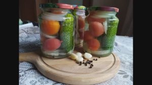 Ассорти из огурцов и помидор с луком. Это очень вкусно.