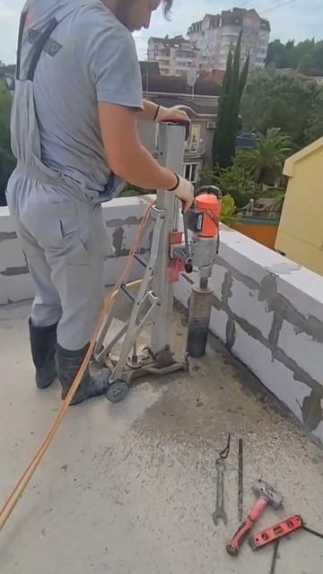 Алмазное бурение крыши под вент выход