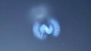 Необычную световую спираль увидели в небе жители нескольких регионов России