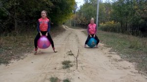 Челендж-  кто быстрее . Прягаем на мячах.  Challenge someone faster. Pryagaem on the ball