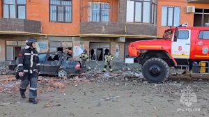 Спасатели разбирают разрушения после взрыва дома в Махачкале: видео