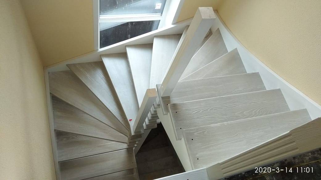 Лестница на второй этаж на деревянных косоурах смотреть онлайн