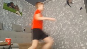 пинание скрича под смешные звуки