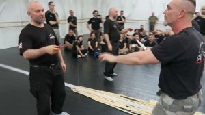 Coltello e portafoglio - 1  Eseguita da artisti famosi