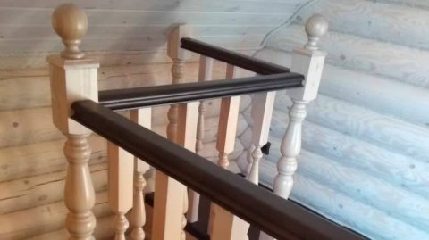 Лестница под заказ в бревенчатый дом