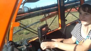 туман2. девушки за рулём трактора