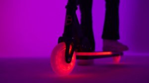 Самокат двухколесный с подсветкой для детей и подростков AmaroBaby Bloom.