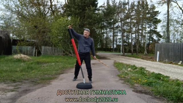 Отработка ударов ротанговыми палками на макиваре в деревне