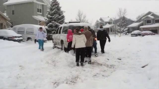 Denver February 2012 Blizzard- Trying To Push A Car Stuck In The Snow смотреть онлайн