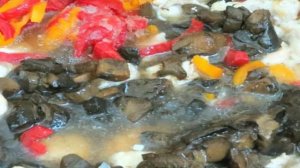 Куриное филе с лесными грибами в соусе