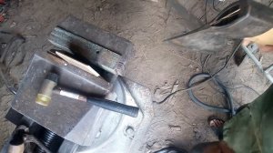 Замена топорища, вытаскиваем остатки старого топорища насаживаем топор на новое.