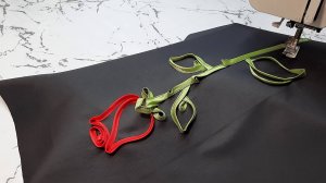 Интересный вариант розы из окантовки. Аппликация на ткани.