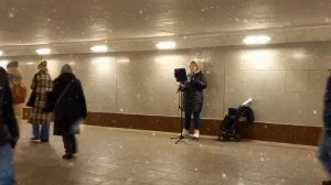 Голос похож на голос АННЫ  ГЕРМАН.