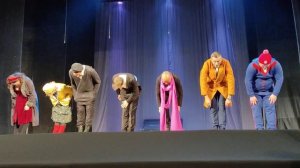 финал спектакля "Когда ангелы шутят"