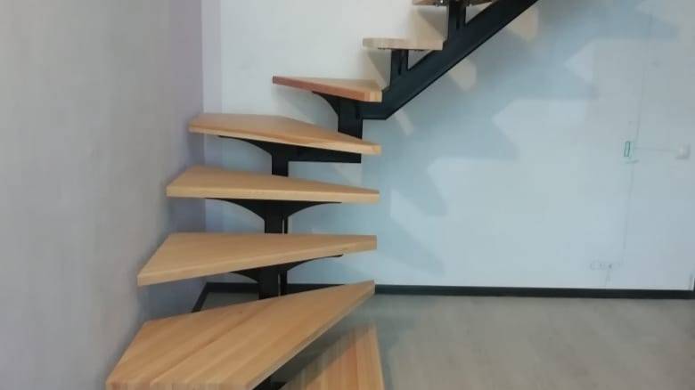 Лестница на центральном металлическом косоуре смотреть онлайн