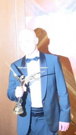 Юра Борисов с  премией "НИКА". Напиши, какой твой любимый фильм с Юрой Борисовым.