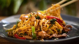 Китайская жареная лапша с курицей
