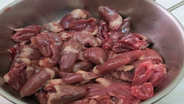 Куриные  сердечки с грибами в сметанном соусе
