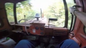 Советская мощь, трактор ДТ 75. Работа отвалом и плугом.