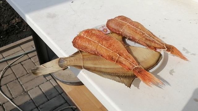 Окунь и камбала горячего копчения