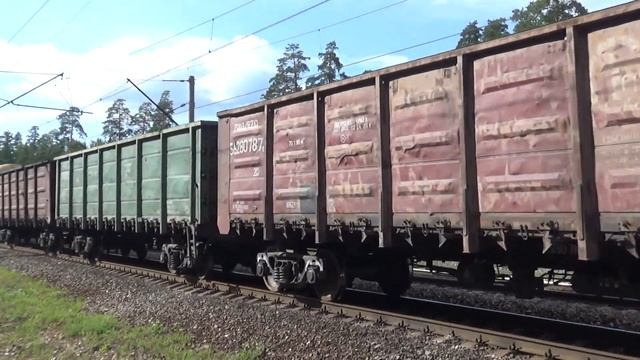 Электровоз ВЛ80С-1240 с тепловозом ТЭМ7А-0576 и грузовым поездом смотреть онлайн