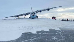 Грузовой самолет Ан-12 совершил жесткую посадку в Новом Уренгое