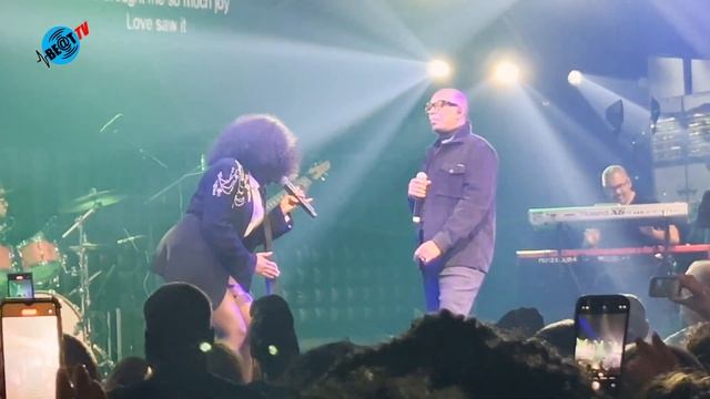 Karyn White en King Bee op podium alsof nooit weggeweest (14 mei 2024) смотреть онлайн