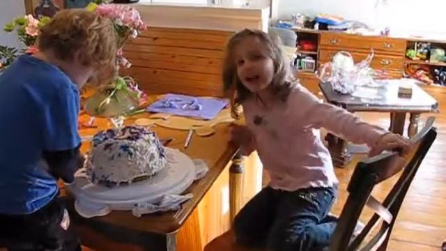 Talia sing about MoM b-day cake смотреть онлайн