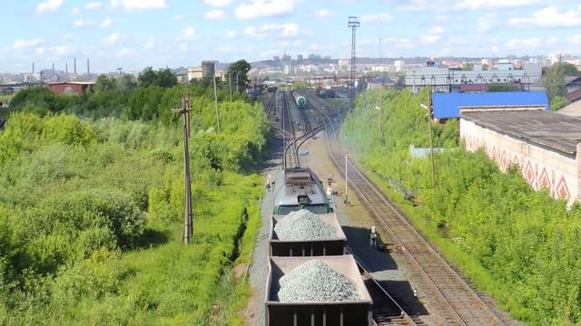 М62-1769 маневрирует с грузовыми вагонами смотреть онлайн