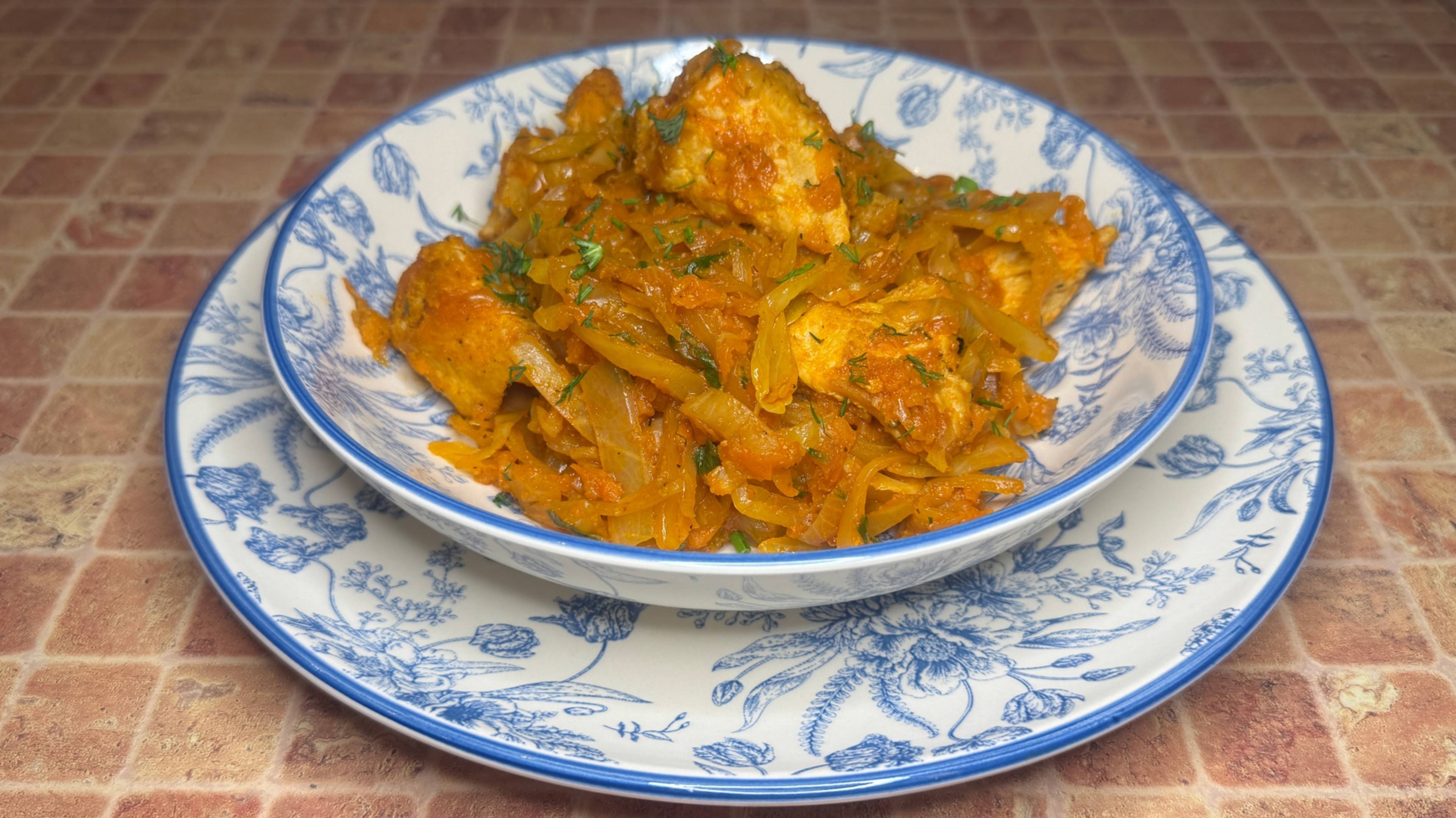 Вкусная тушеная капуста с индейкой на сковороде, простой рецепт из доступных продуктов.