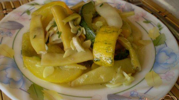 Спаржевая фасоль с кабачком и чесноком