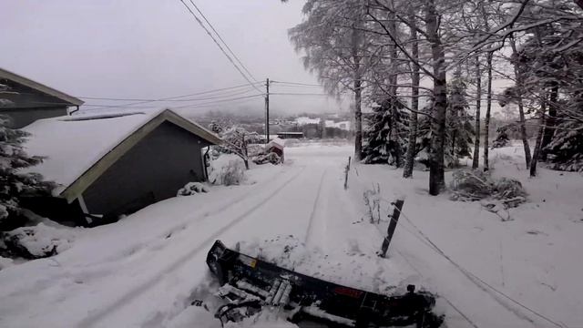 Avant Wheel Loader Working in the Snow /Snømåking med Avant 420 og skjær смотреть онлайн