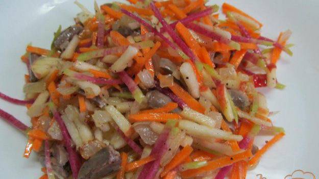Салат из редьки с куриными сердечками
