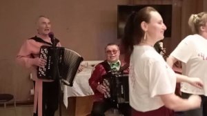 Гармонист, гармонист играет.