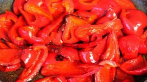 Жаренный перец с чесноком и зеленью, мороженный на зиму