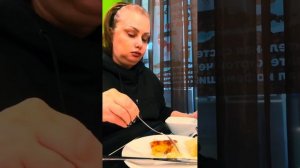 Влог-Мукбанг_Я на работе_ Обедаем с дочкой в столовой_ У дочки в салоне помогаю✌️