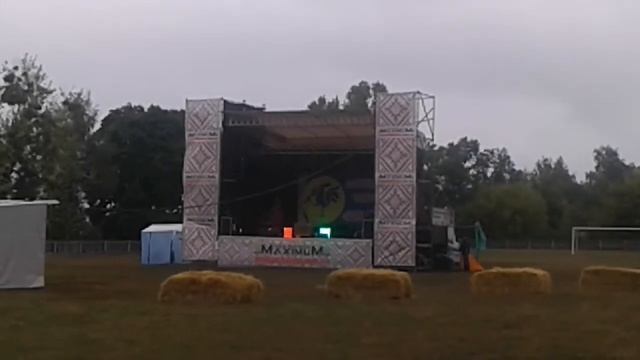 Сцена голубой петух, поющий. Прикол. смотреть онлайн