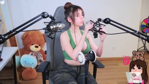 IJENZ АСМР в коротком топике и обтягивающих лосинах,  поцелуйчики и поглаживание по бёдрам