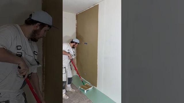 Крашу малярный флизелин краской- тиккивала