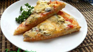Пицца со свининой, грибами и маринованными огурцами
