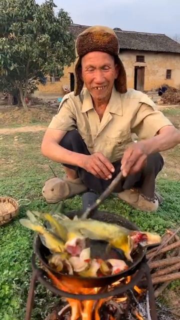 今天爷爷家在煮黄骨鱼，真香，配米酒美味哦！