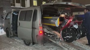 Cнегоуборщик Honda HSL 2511 весом почти в одну тонну, по аппарелям в микроавтобус Nissan Caravan