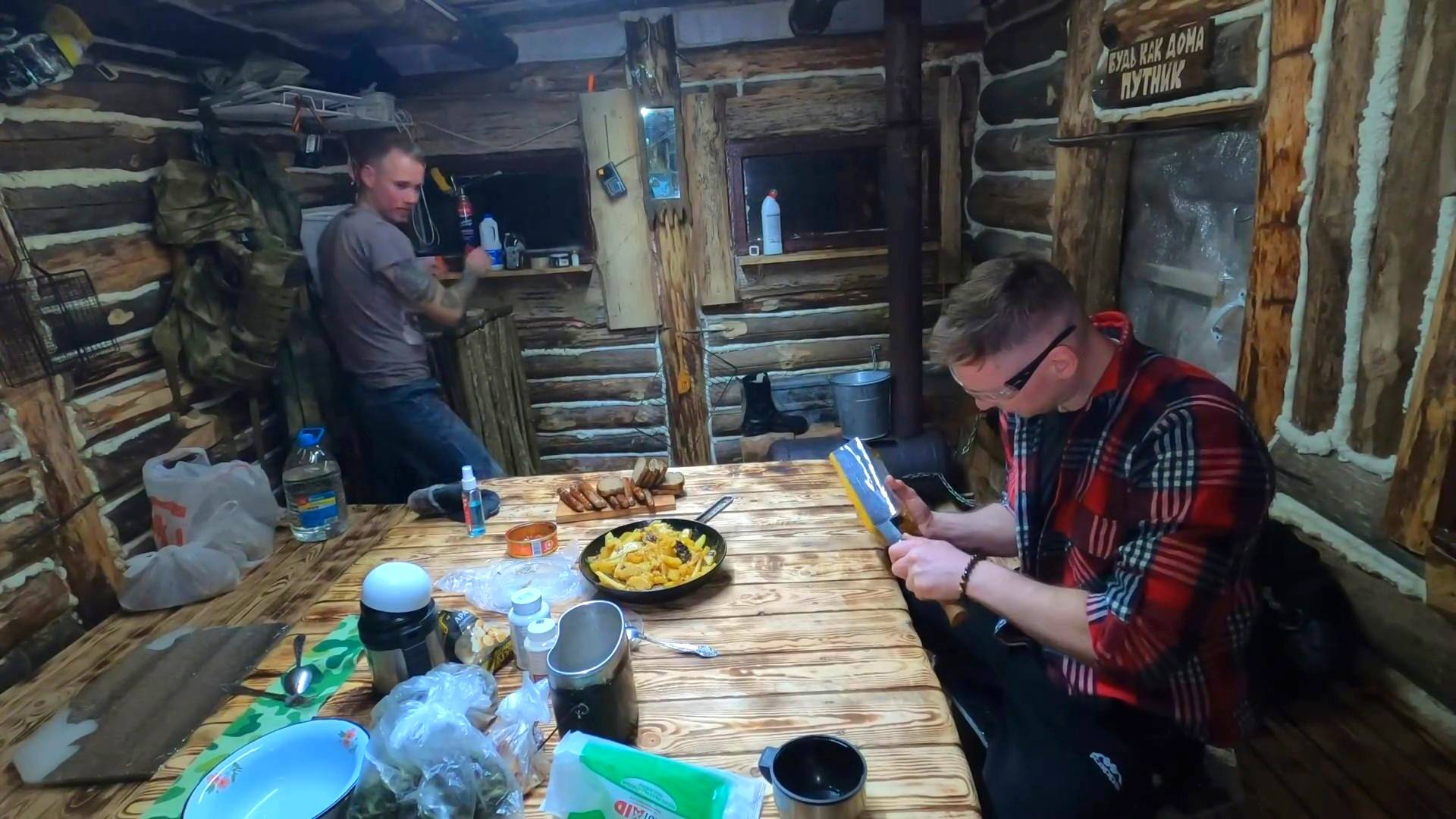ЗИМОВЬЕ на ИЗБУШКЕ . НОЧЁВКА в - 25 . УБОРКА в ДОМУШКЕ . ПРИЛЕТЕЛИ ЛЕСНЫЕ ДРУЗЬЯ .