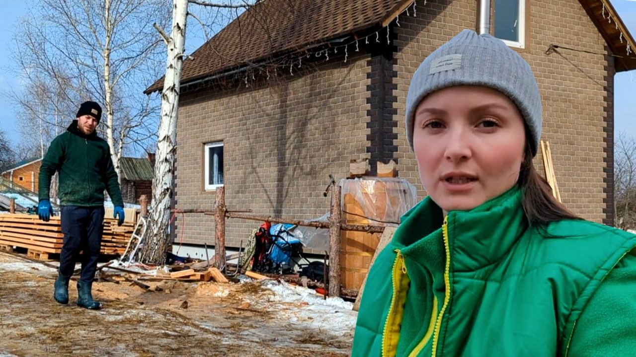 Жизнь молодой семьи в лесу. Переселение выживших цыплят в новый курятник. Уборка на хозяйстве.