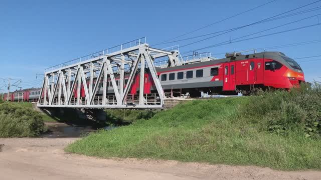 Грузовые и пассажирские поезда РЖД в Сибири летом | Электропоезда | Железная дорога смотреть онлайн