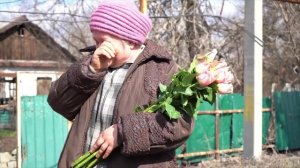 Поездка в посёлок Трудовское с гуманитарной миссией и выдача цветов женщинам в Петровском районе