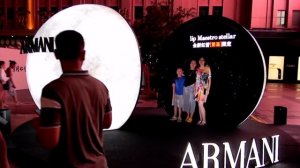 Оригинальная  реклама на здании (Пекин)