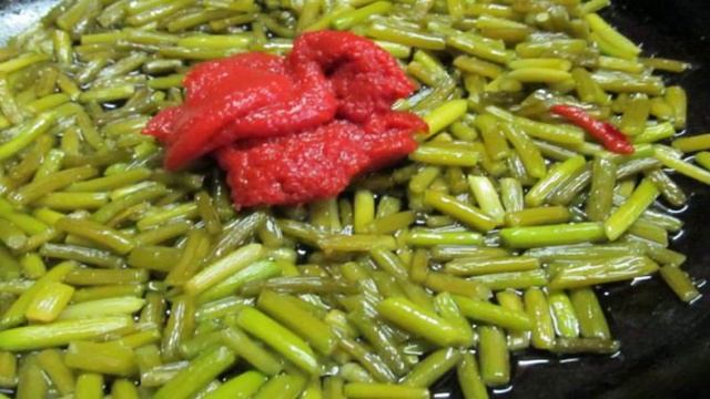 Чесночные стрелки с фасолью