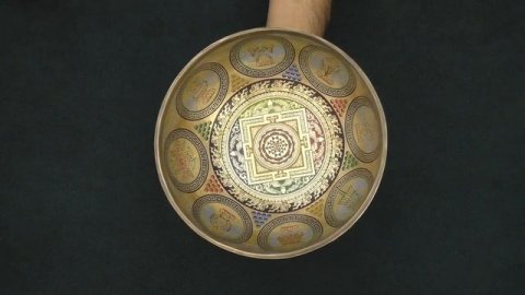 Поющая чаша Бутанская Color Янтра 22,9 см, Ре 156 Гц, Ля 457 Гц
