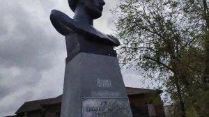 Галлюциногенные грибы-поганки возле памятника Владимиру Мартиновичу Азину
